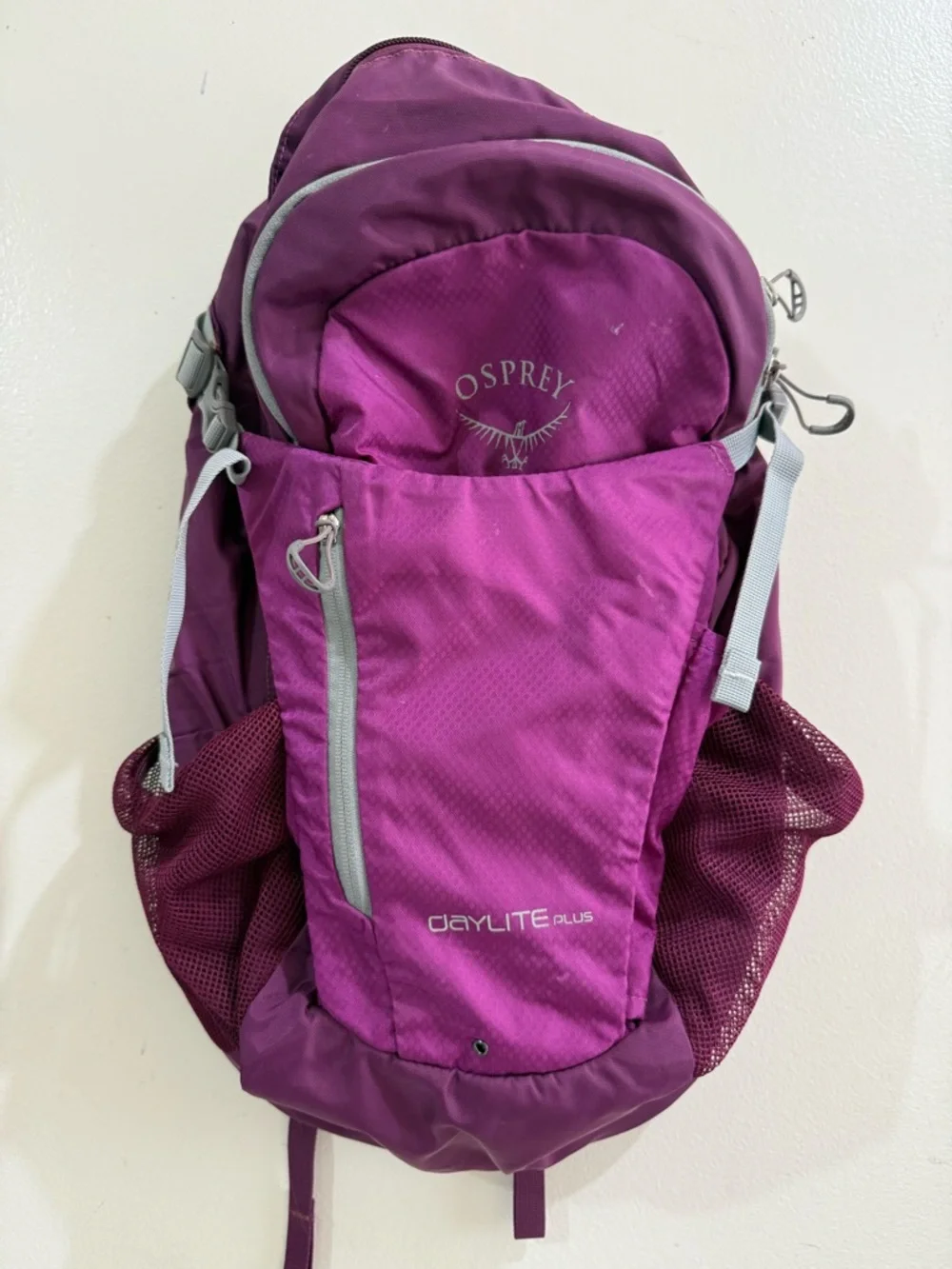 OSPREY Daylite Plus Backpack - Magenta and Light Gray Accents